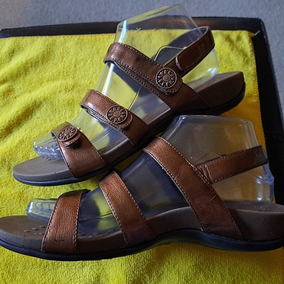 VIONIC like new 3 strap SANDALS great ARCH SUPPORT - Picture 4 of 8